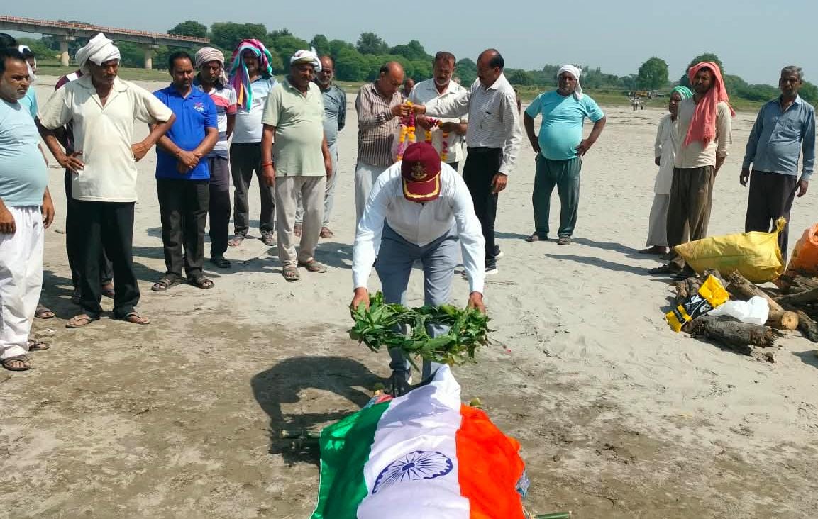 तिरंगे में लपेटकर यमुना किनारे दी अंतिम विदाई