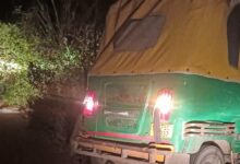 तेज रफ्तार ऑटो बम्बा में पलटा, घायल होने से बाल बाल बचीं सवारियां