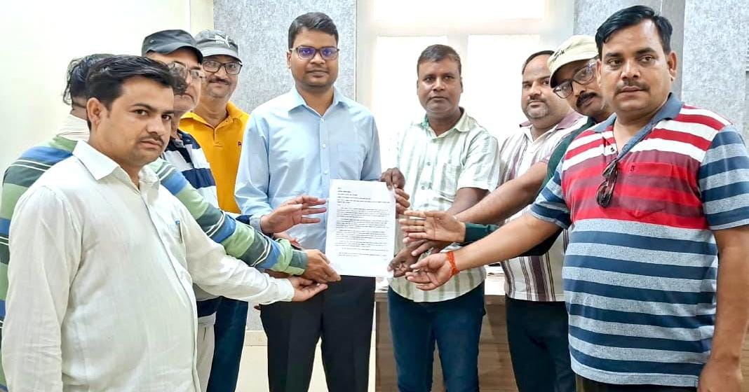 दिल्ली पत्रकारों से कथित दुर्व्यवहार के विरोध में सौंपा ज्ञापन