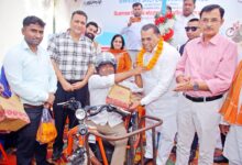 दिव्यांगजनों को मिले 52 मोटराइज्ड ट्राइसाइकिल, विद्यार्थियों को छात्रवृत्ति पत्र वितरित