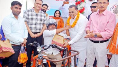 दिव्यांगजनों को मिले 52 मोटराइज्ड ट्राइसाइकिल, विद्यार्थियों को छात्रवृत्ति पत्र वितरित
