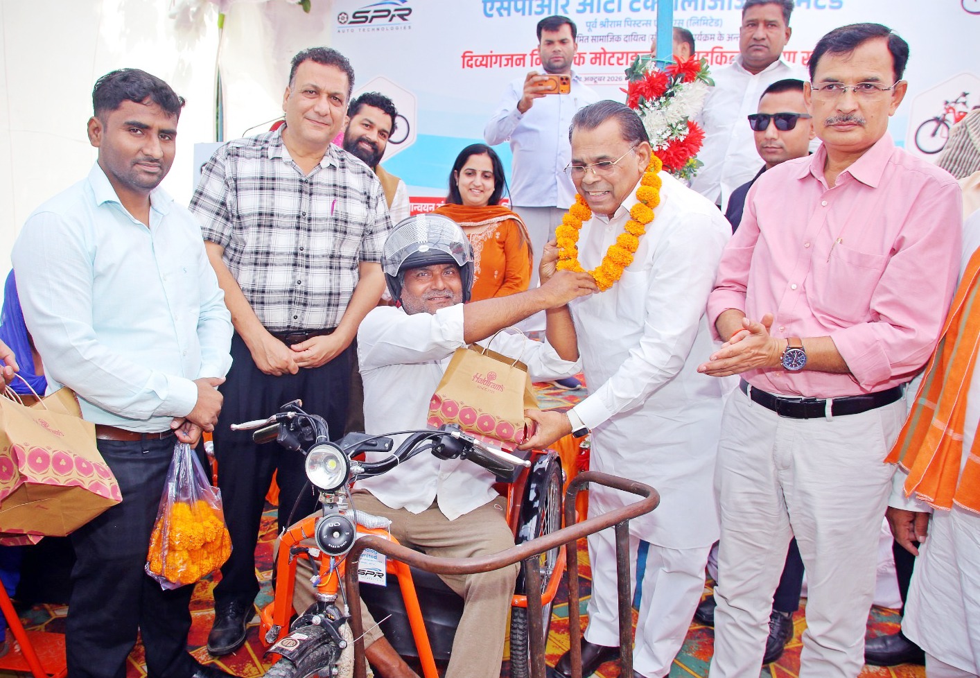 दिव्यांगजनों को मिले 52 मोटराइज्ड ट्राइसाइकिल, विद्यार्थियों को छात्रवृत्ति पत्र वितरित