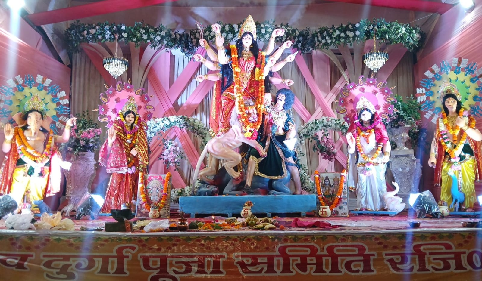दुर्गा पूजा महोत्सव: देवी दर्शन में उमड़े सैकड़ों देवी भक्त