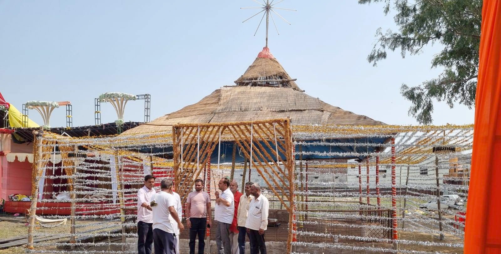 दुर्गा महोत्सव: पूजा स्थल पर भव्य तैयारियां तेज