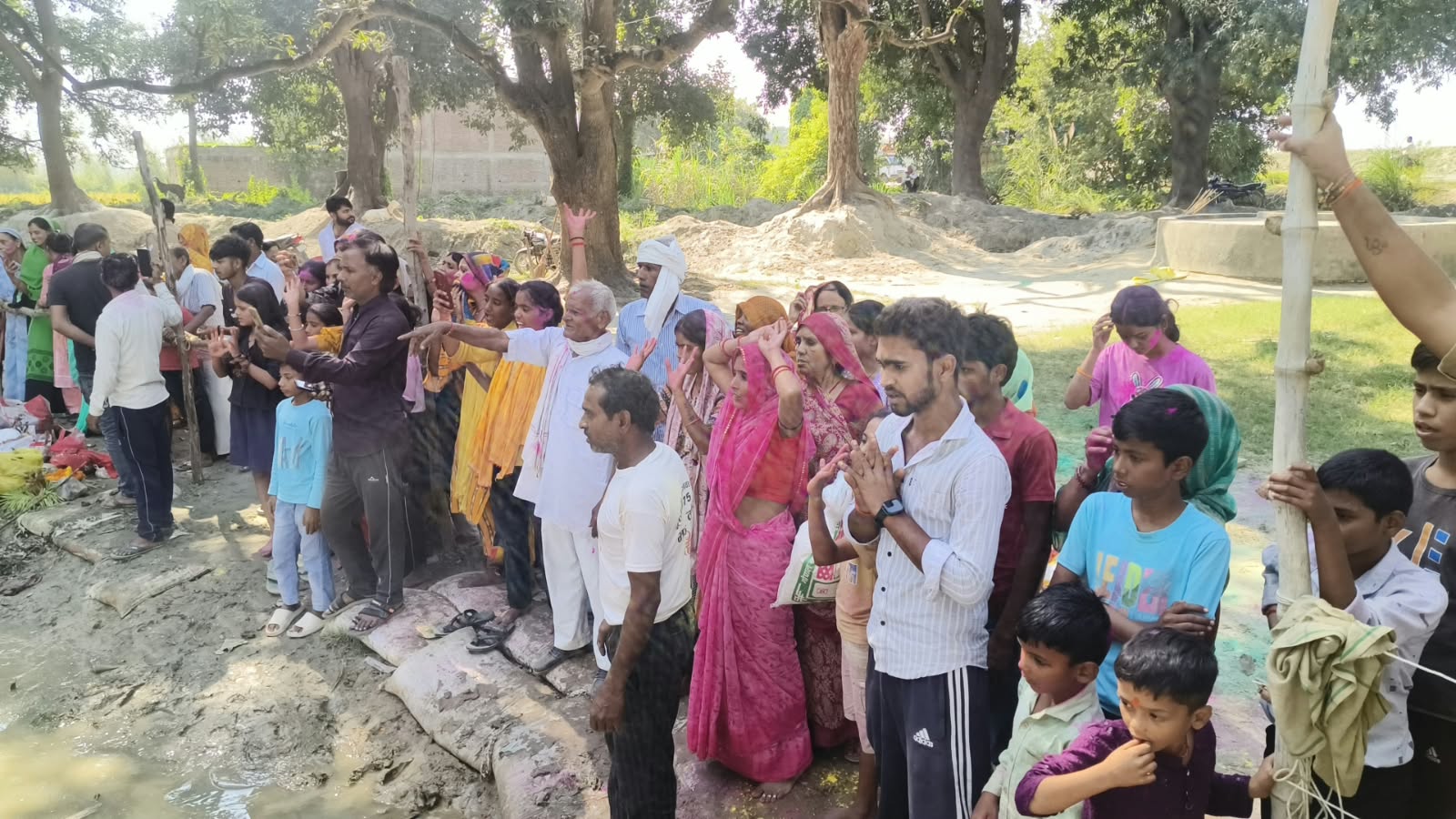 नम आंखों से मां दुर्गा को दी गई विदाई