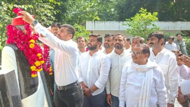 नेताजी की पुण्यतिथि पर सपाइयों ने दी श्रद्धांजलि