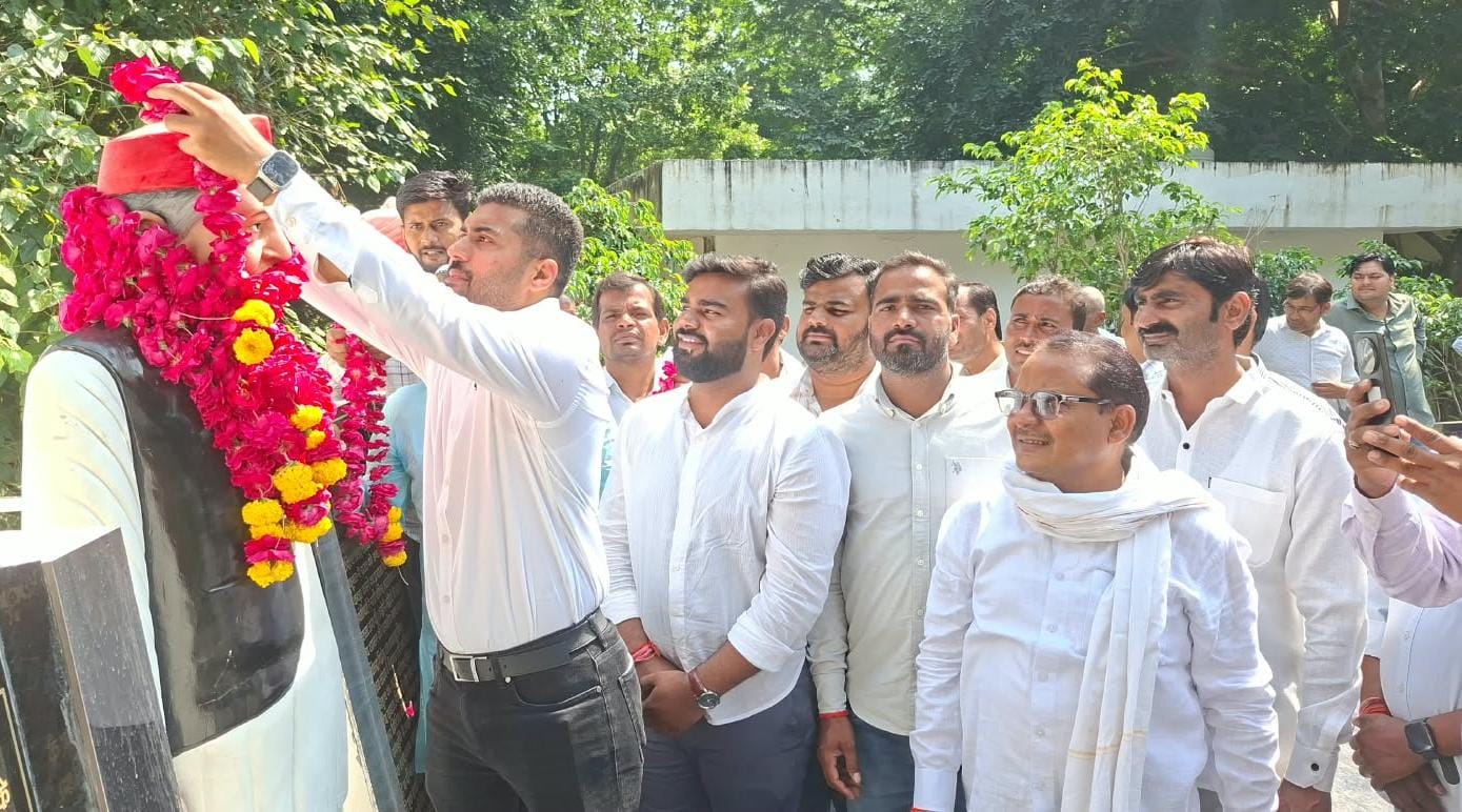 नेताजी की पुण्यतिथि पर सपाइयों ने दी श्रद्धांजलि