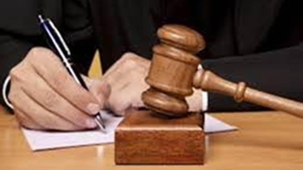 न्यायालय के आदेश के बावजूद उखाड़ दी मेड़