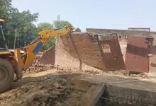 पक्के मकानों पर गरजा प्रशासन का बुलडोजर