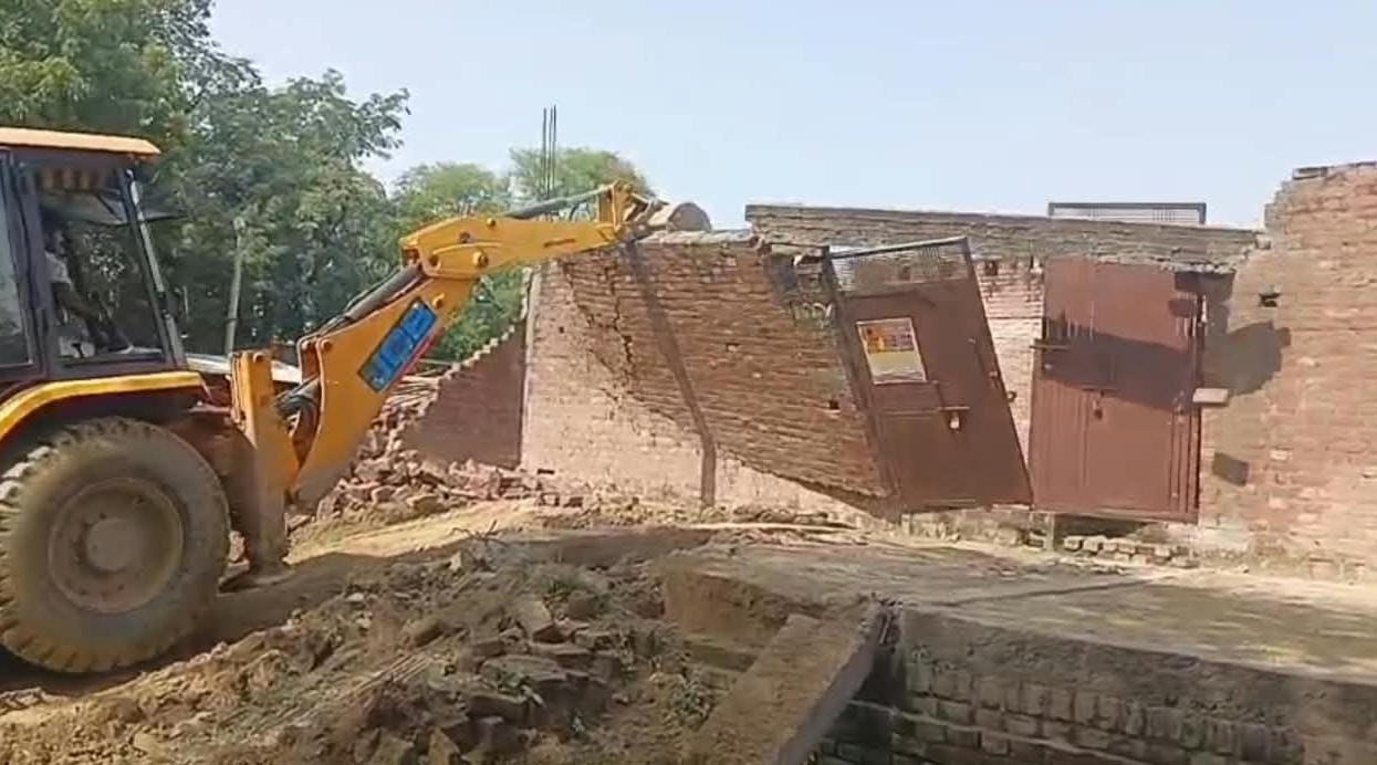 पक्के मकानों पर गरजा प्रशासन का बुलडोजर