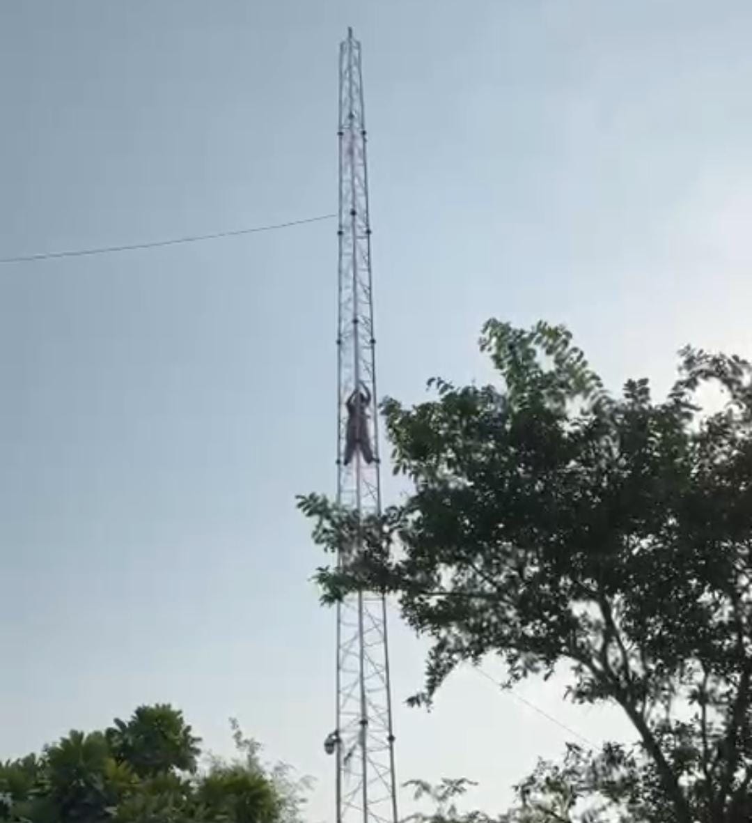 पुलिस पर सुनवाई न करने का आरोप: टावर पर चढ़ी महिला