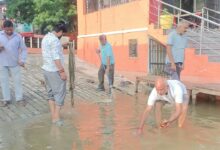 बढ़ा जलस्तर और सर पे विसर्जन, गोमती मित्रों के चेहरे पर दिख रही है शिकन