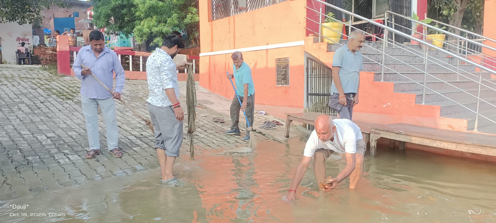 बढ़ा जलस्तर और सर पे विसर्जन, गोमती मित्रों के चेहरे पर दिख रही है शिकन