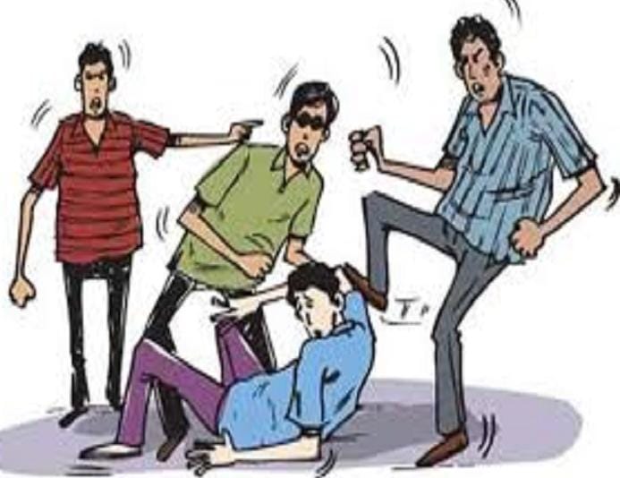 बाजार में युवक को रास्ता रोककर पीटा: रिपोर्ट दर्ज