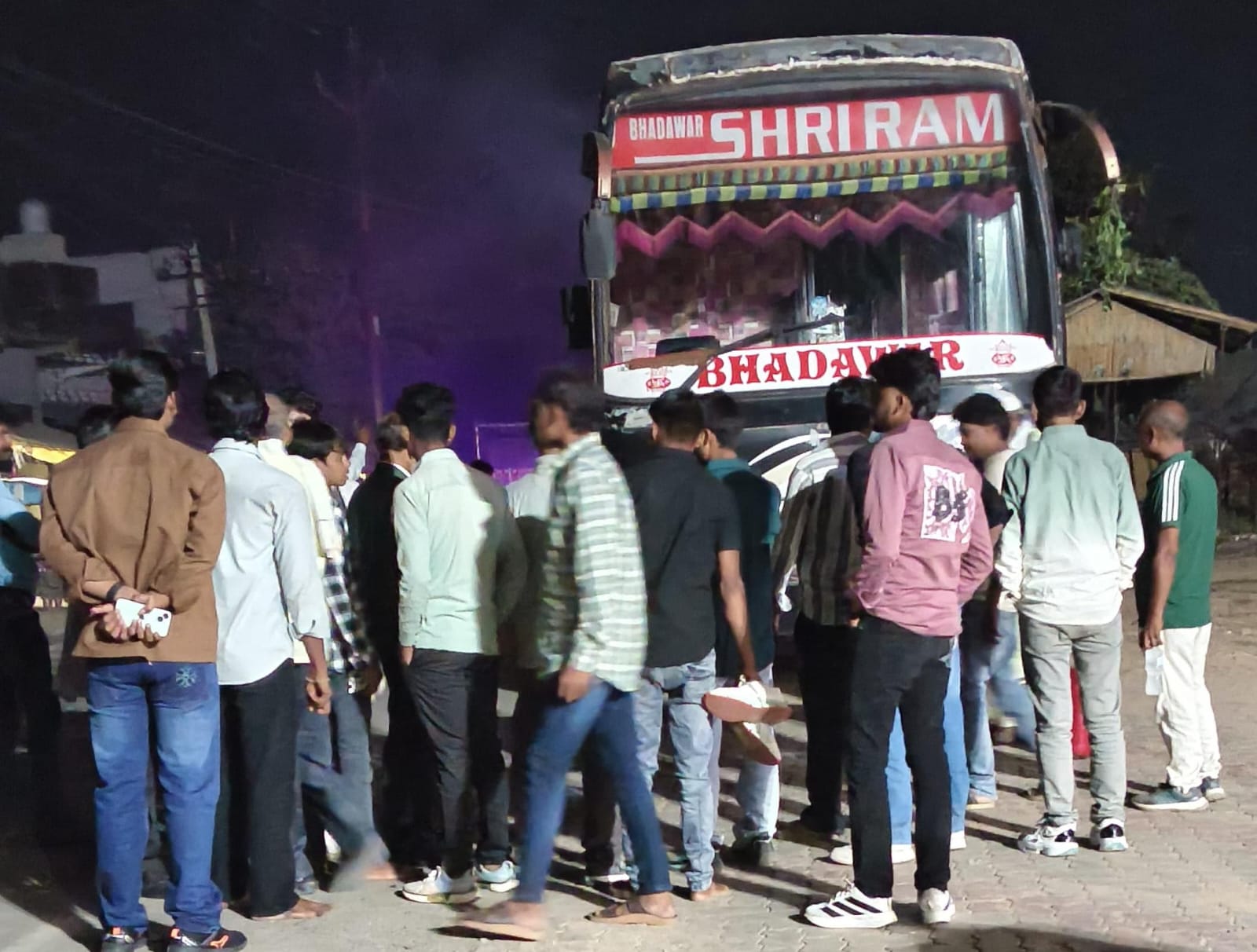 बारात भरी स्लीपर बस के पहिये में लगी आग