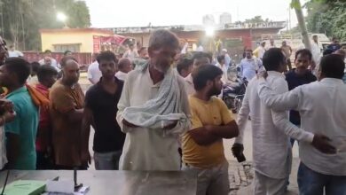 भरथना मंडी में किसानों का हंगामा