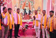 मां दुर्गा के पंडालों में पहुंचकर: समाजसेवी राजेश यादव ने लिया आशीर्वाद