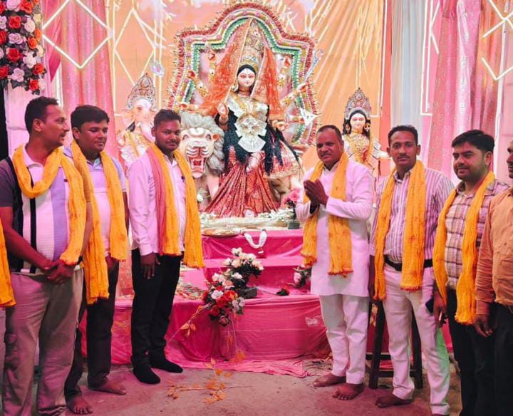 मां दुर्गा के पंडालों में पहुंचकर: समाजसेवी राजेश यादव ने लिया आशीर्वाद