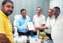 मानदेय न मिलने से नाराज शिक्षामित्र/अनुदेशक संघ ने डबल एओ को सौंपा ज्ञापन