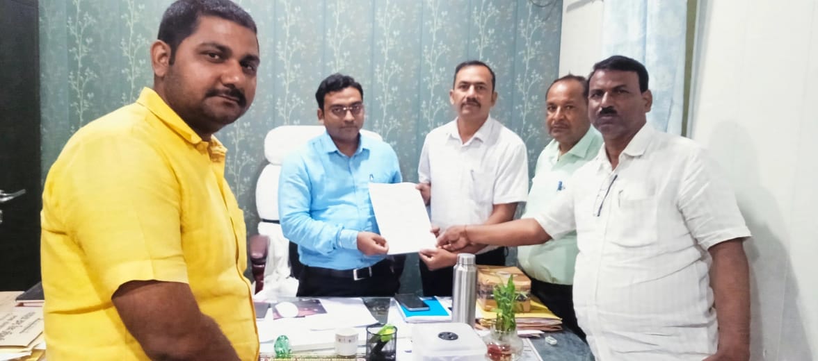 मानदेय न मिलने से नाराज शिक्षामित्र/अनुदेशक संघ ने डबल एओ को सौंपा ज्ञापन
