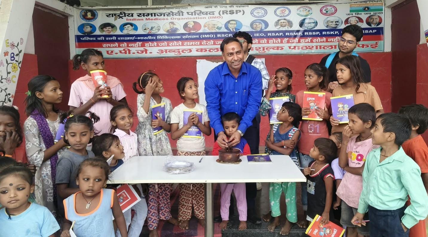 मिसाइल मैन की जयंती पर पाठशाला में काटा केक