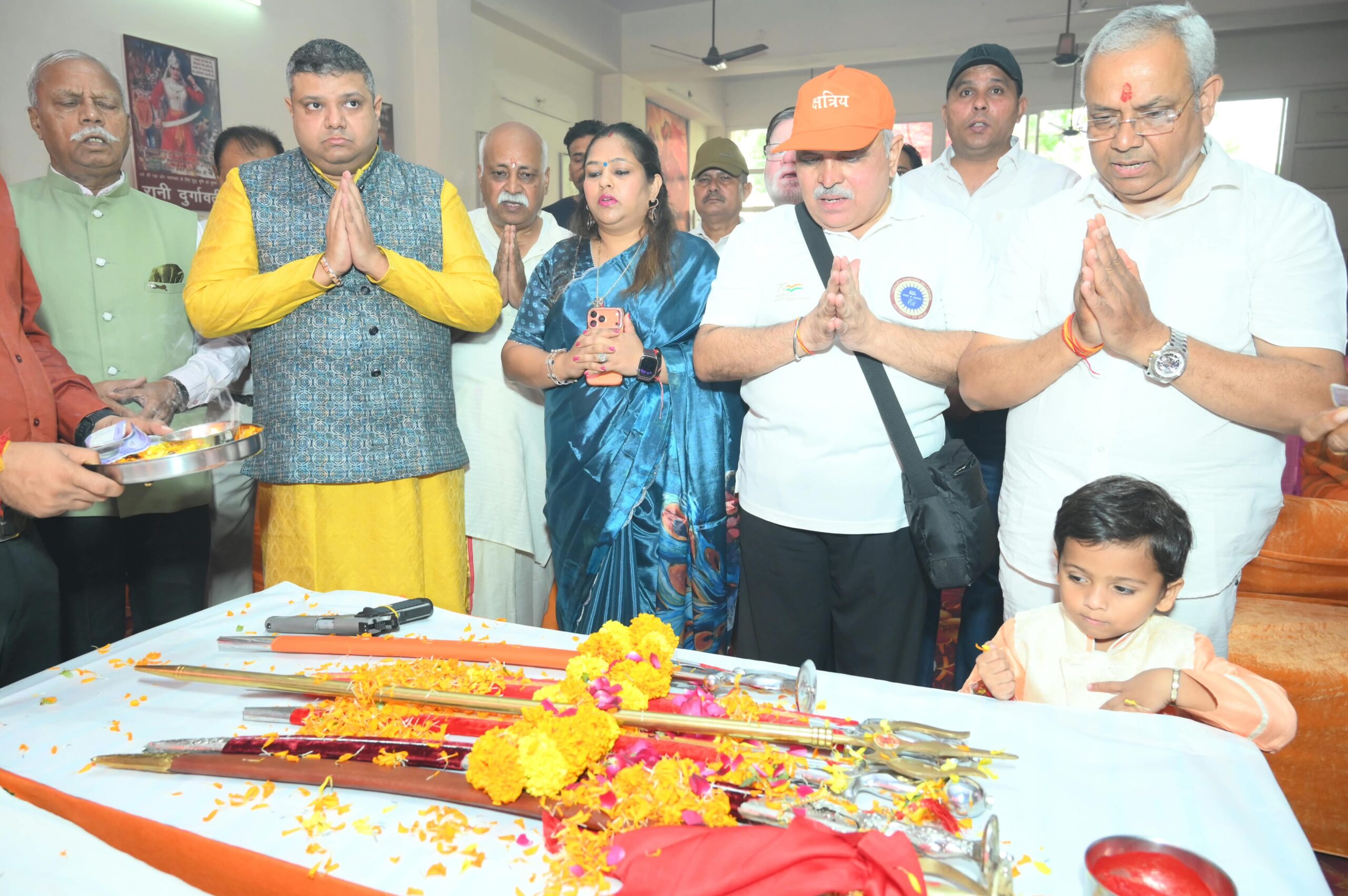 मुख्य अतिथि ठाकुर अजय चौहान की उपस्थिति में महाराणा प्रताप भवन में हुआ भव्य शस्त्र पूजन