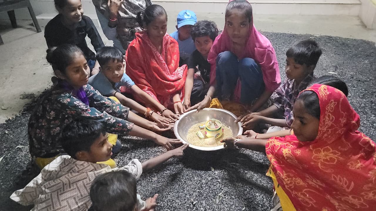 मेरा टेसू यहीं अड़ा-खाने को मांगे दही बड़ा