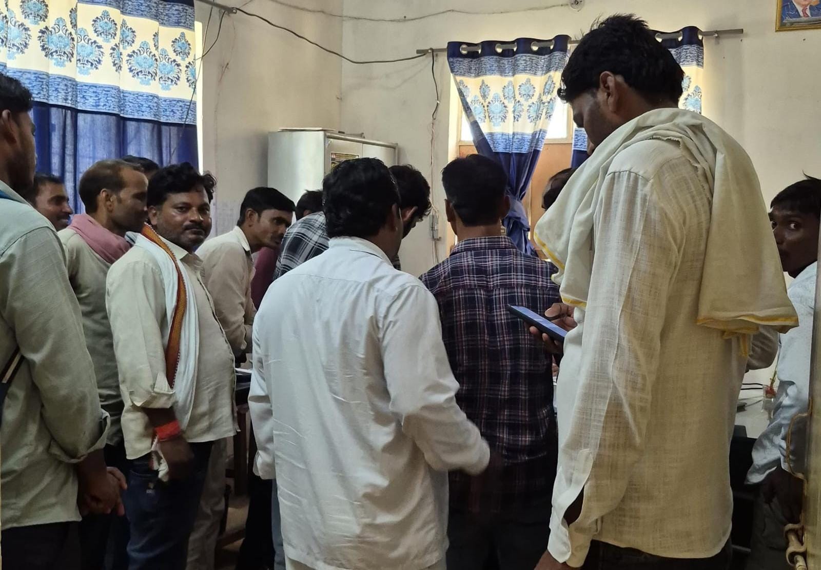 वेतन कटौती से संविदा कर्मी हुए नाराज, विद्युत एसडीओ के समझाने पर दूर हुई नाराजगी