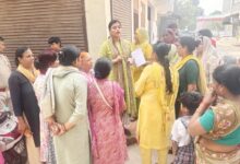 शराब के ठेकों के विरोध में महिलाओं ने सौंपा ज्ञापन