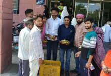 शादी की सालगिरह पर मरीजों के बीच बांटे फल, संदेश फाउंडेशन की पहल की सराहना