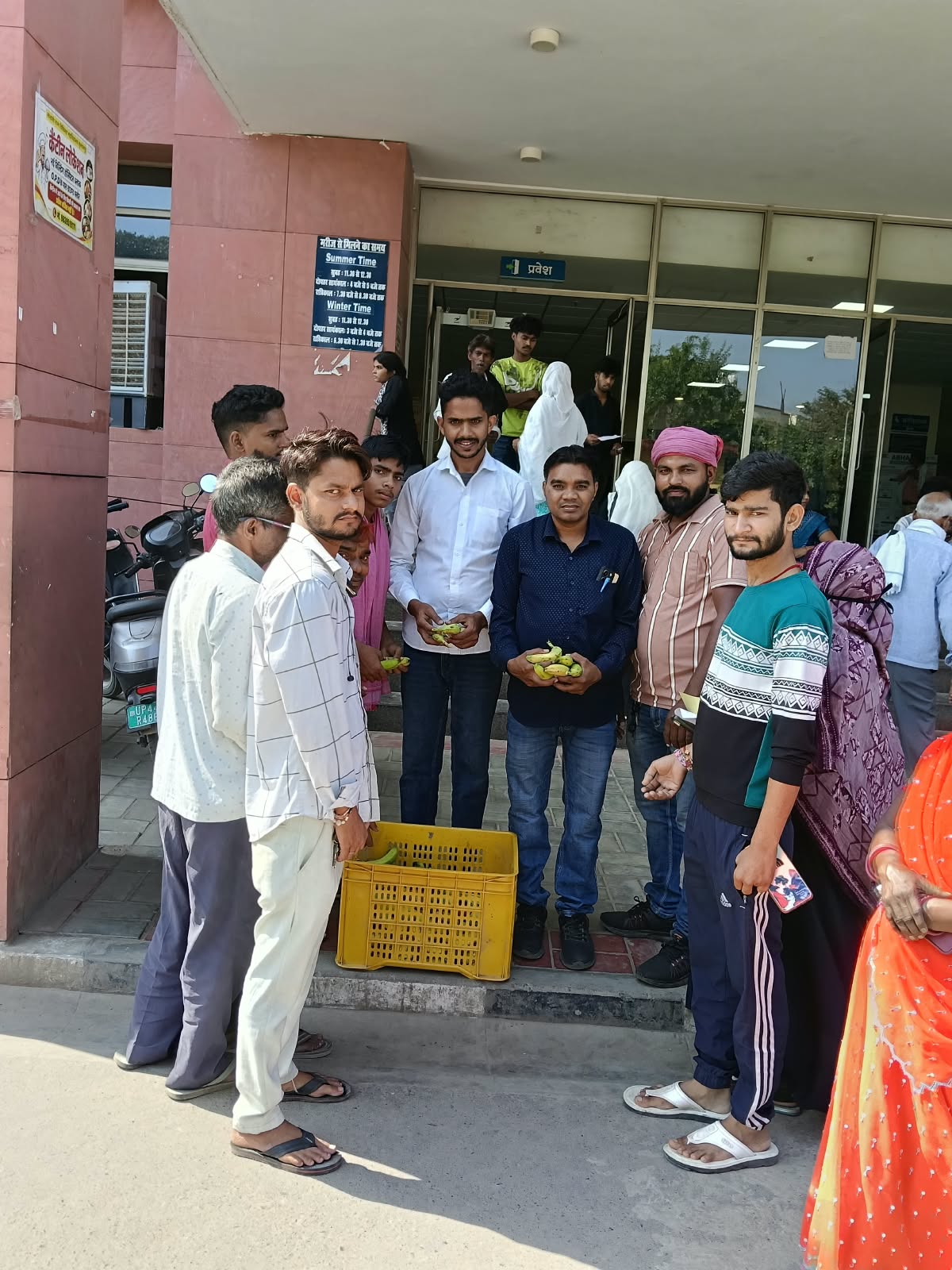 शादी की सालगिरह पर मरीजों के बीच बांटे फल, संदेश फाउंडेशन की पहल की सराहना