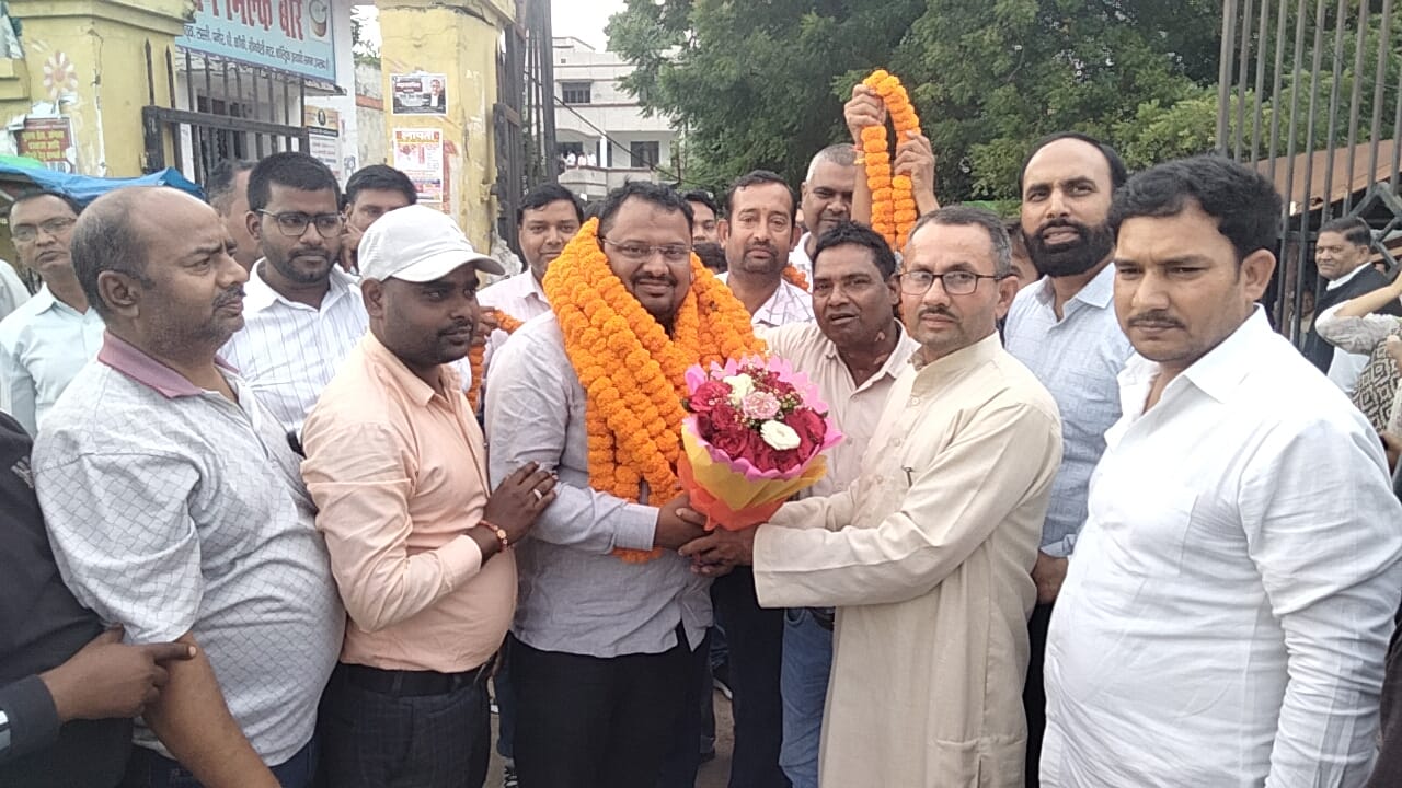 सदर तहसील में प्रदेश महामंत्री राहुल पटेल का लेखपालों ने किया भव्य स्वागत, गूंजे जिंदाबाद के नारे
