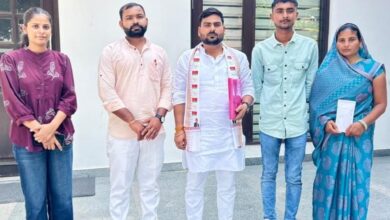 सपा नेता अखिलेश माही के प्रयास से शशिधर यादव के परिवार को मिली आर्थिक सहायता