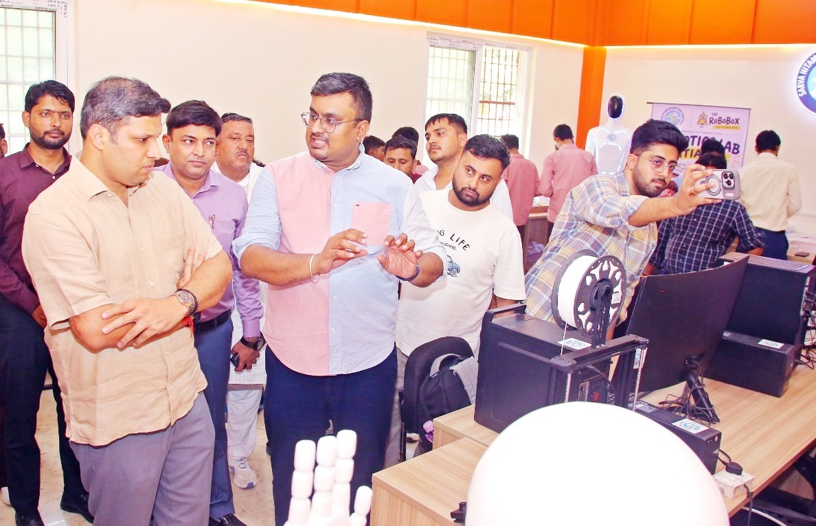 सरकारी स्कूलों में अब रोबोटिक्स और एसटीईएम से पढ़ाई, डीएम ने किया इनोवेशन लैब का उद्घाटन