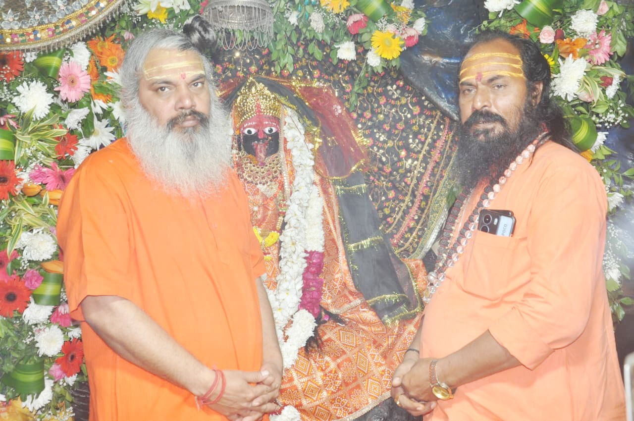 सिद्धपीठ देवी मंदिर में मां कात्यायनी की पूजा-अर्चना, यज्ञ में श्रद्धालुओं ने दी आहुति
