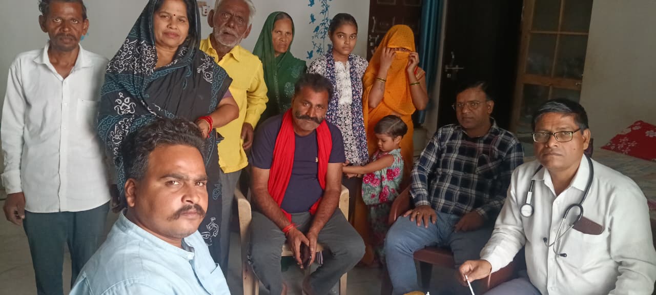 स्वास्थ्य टीम ने मरीजों का किया परीक्षण लिए बल्ड सैंपल