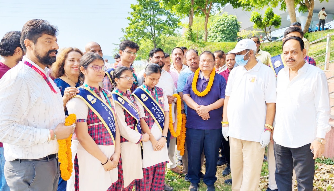 हिंडन नदी घाट पर चला स्वच्छता अभियान, सांसद अतुल गर्ग ने दिया स्वच्छता का संदेश